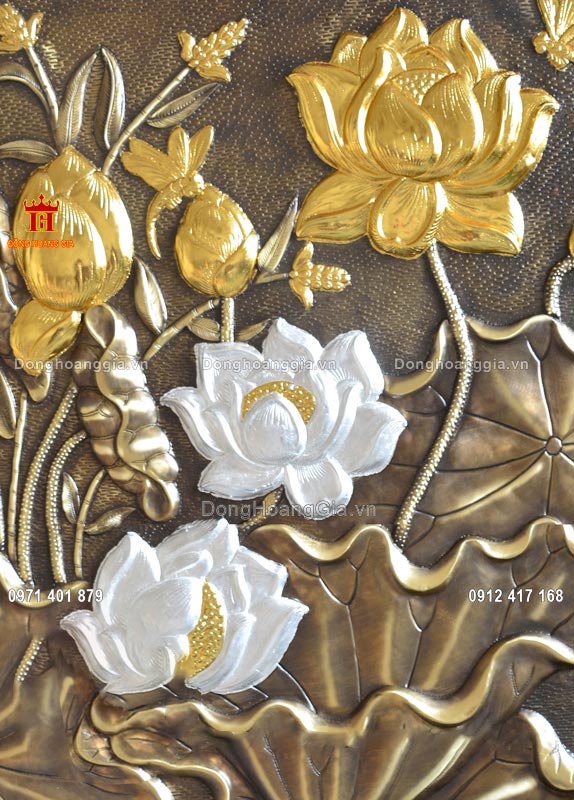 Từng đường nét trên bức tranh hoa sen được chạm khắc vô cùng tinh xảo và tỉ mỉ nhất